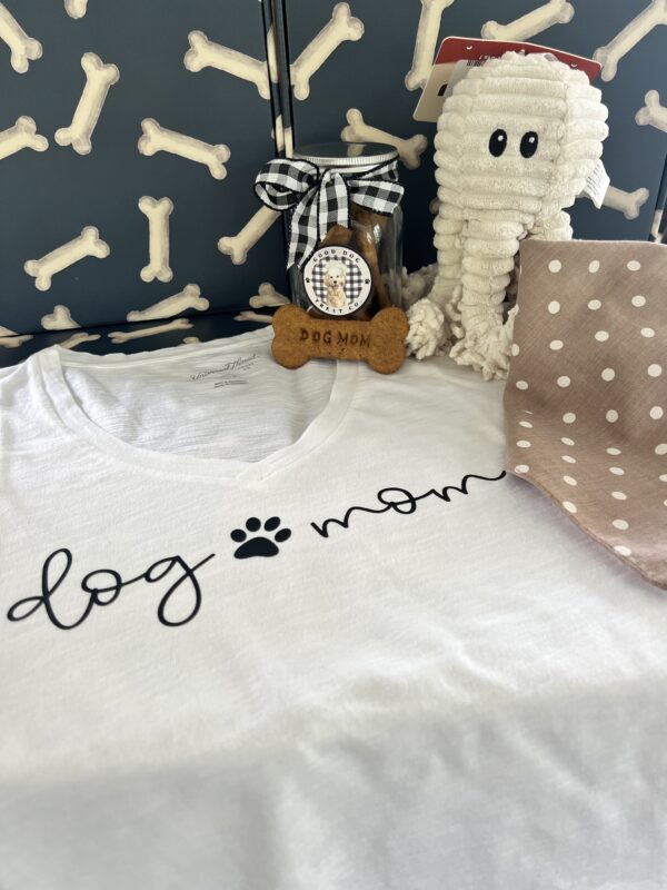 DOG MOM - V-NECK T SHIRT